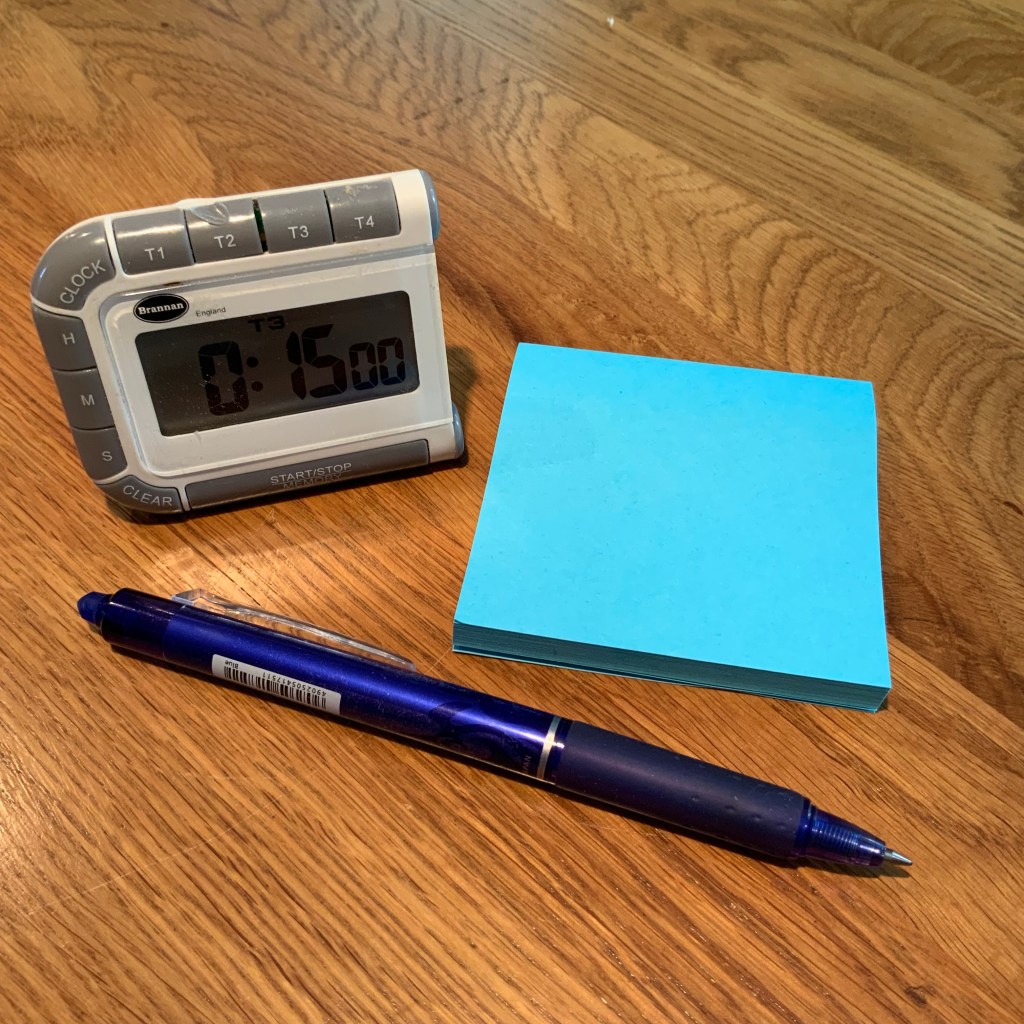 Material para generar ideas para inspirarte que escribir, Post-its, pluma y alarma.