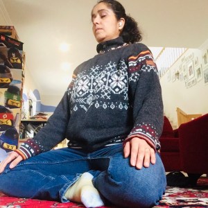 Mariana o Federica Miross está sentada en posición de lotus meditando (o intentándolo)