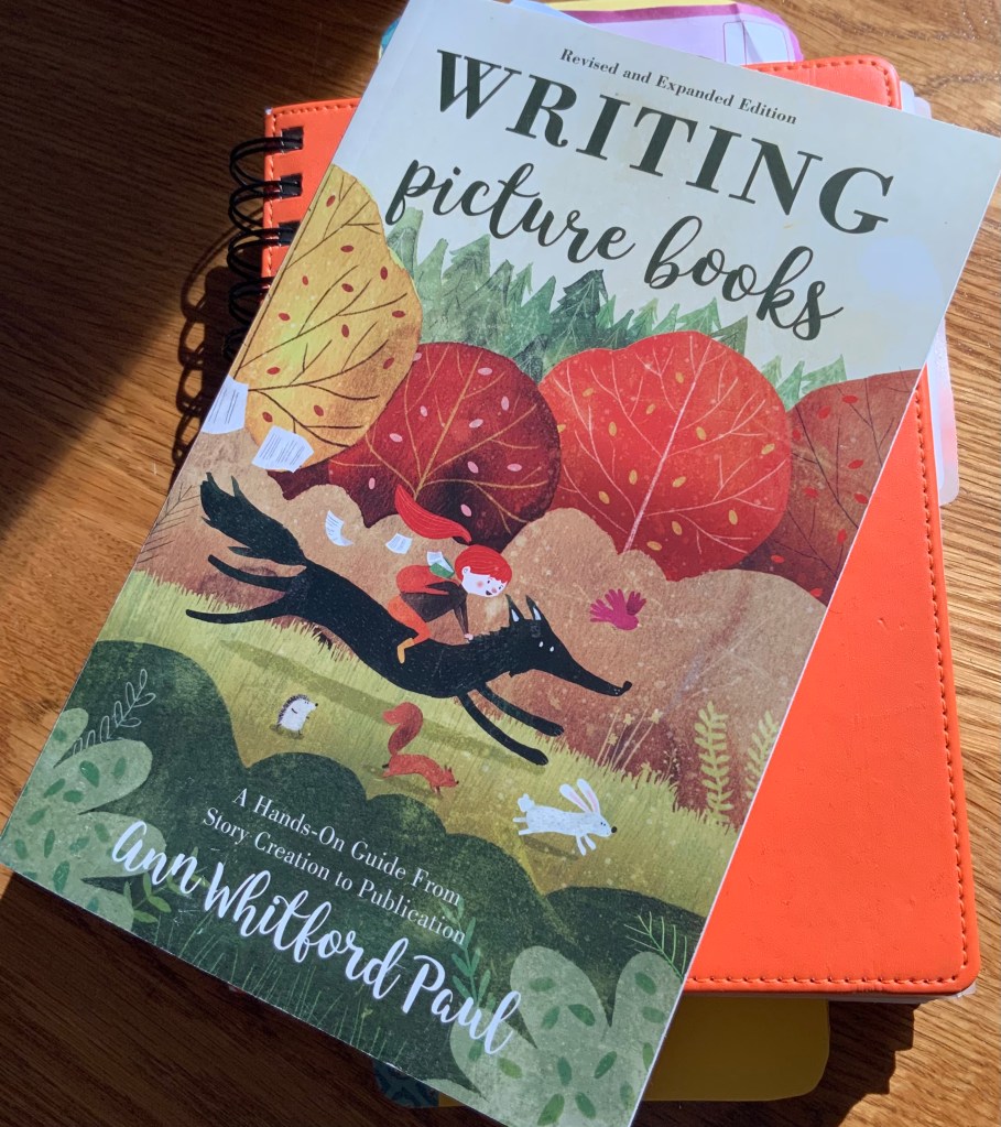 Puedes ver el libro Writing Picture Books de Ann Whitford Paul y mi libreta en la que escribo mis ideas y mis cuentos. 